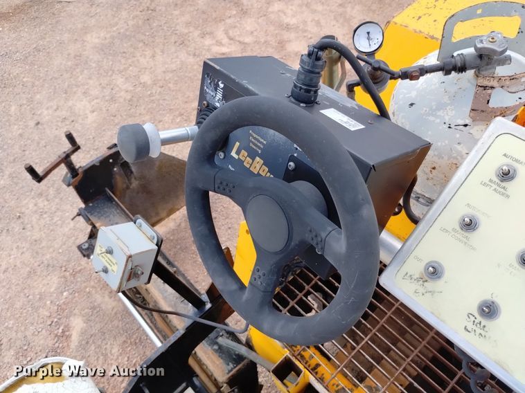 image for item HI9819 2005 LeeBoy 8515  paver