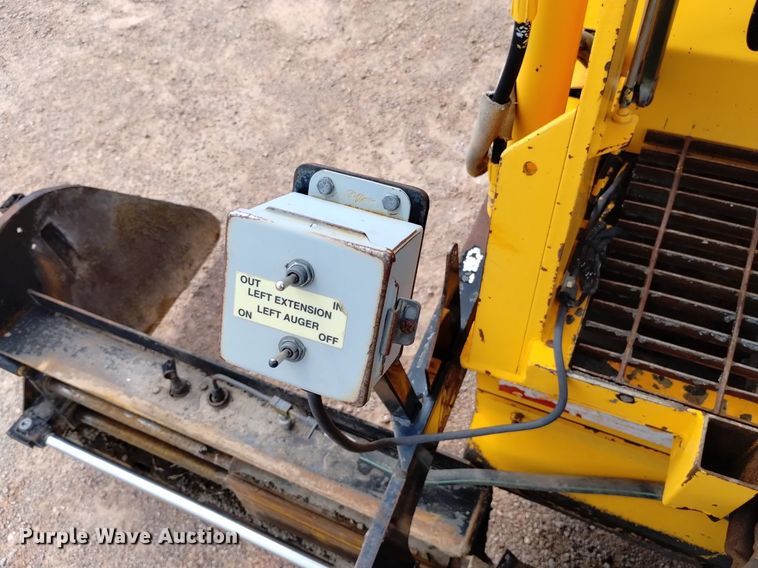 image for item HI9819 2005 LeeBoy 8515  paver