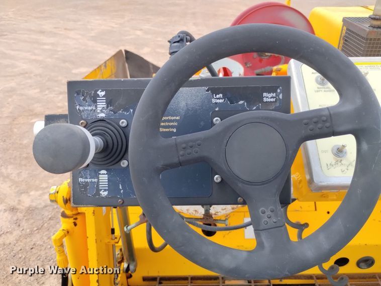 image for item HI9819 2005 LeeBoy 8515  paver