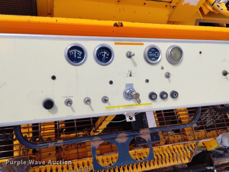 image for item HI9819 2005 LeeBoy 8515  paver