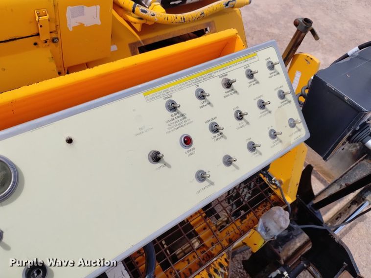 image for item HI9819 2005 LeeBoy 8515  paver