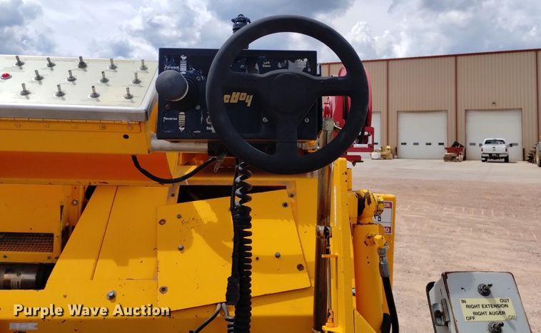 image for item HI9819 2005 LeeBoy 8515  paver