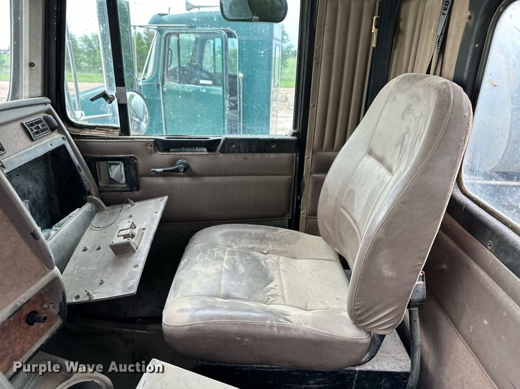 image for item JD9100 2003 Kenworth T800  ready mix truck