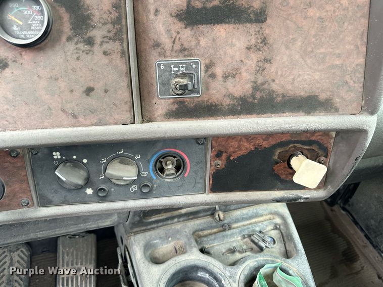 image for item JD9101 2003 Kenworth T800  ready mix truck