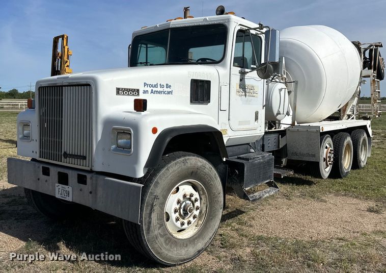 image for item JD9102 1999 International 5500  ready mix truck