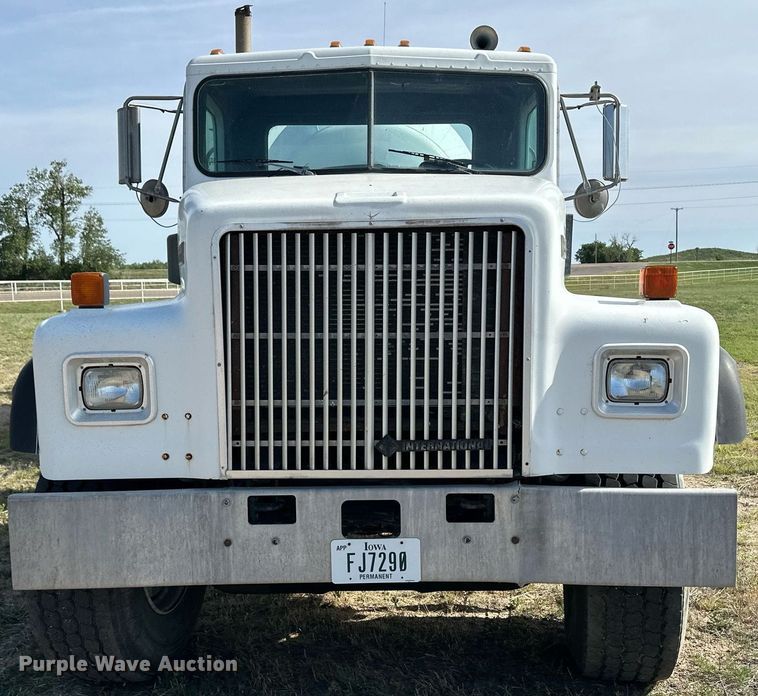 image for item JD9102 1999 International 5500  ready mix truck