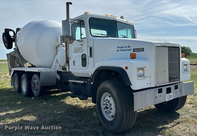image for item JD9102 1999 International 5500  ready mix truck
