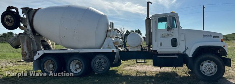 image for item JD9102 1999 International 5500  ready mix truck