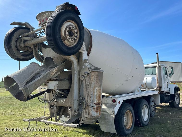 image for item JD9102 1999 International 5500  ready mix truck