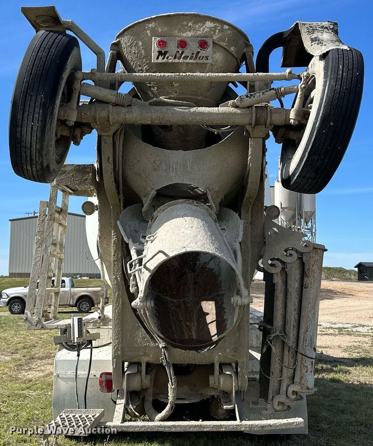 image for item JD9102 1999 International 5500  ready mix truck