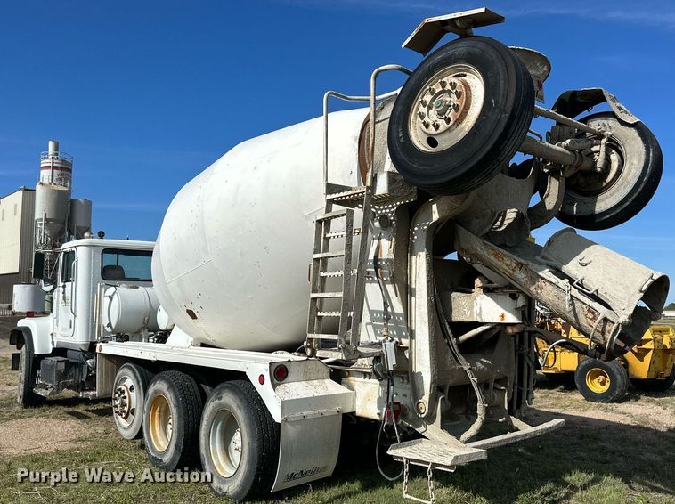 image for item JD9102 1999 International 5500  ready mix truck