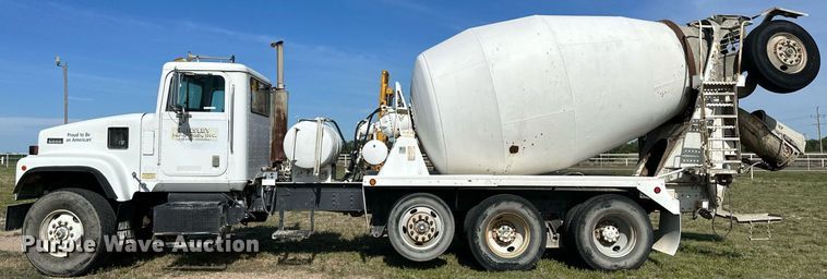 image for item JD9102 1999 International 5500  ready mix truck