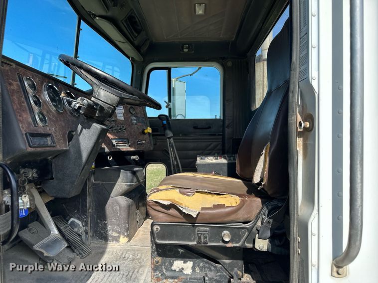 image for item JD9102 1999 International 5500  ready mix truck