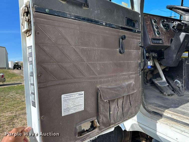 image for item JD9102 1999 International 5500  ready mix truck