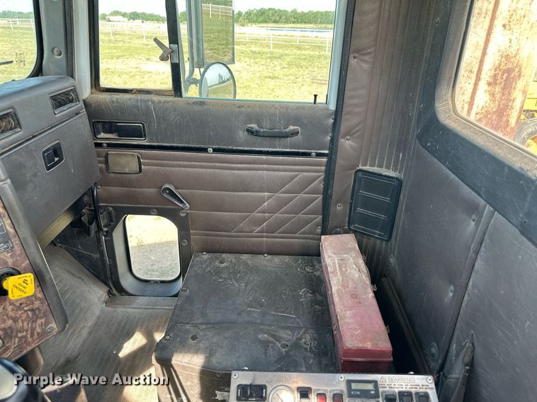 image for item JD9102 1999 International 5500  ready mix truck