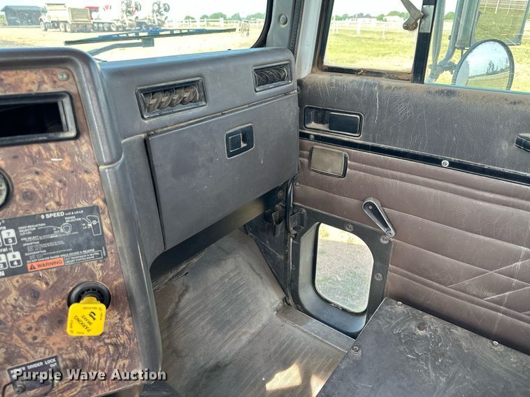 image for item JD9102 1999 International 5500  ready mix truck