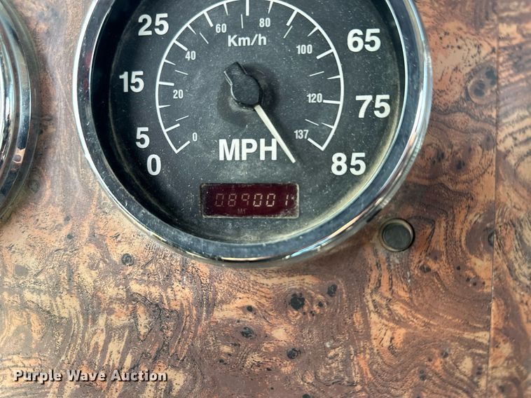 image for item JD9102 1999 International 5500  ready mix truck