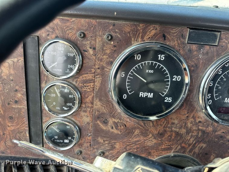 image for item JD9102 1999 International 5500  ready mix truck