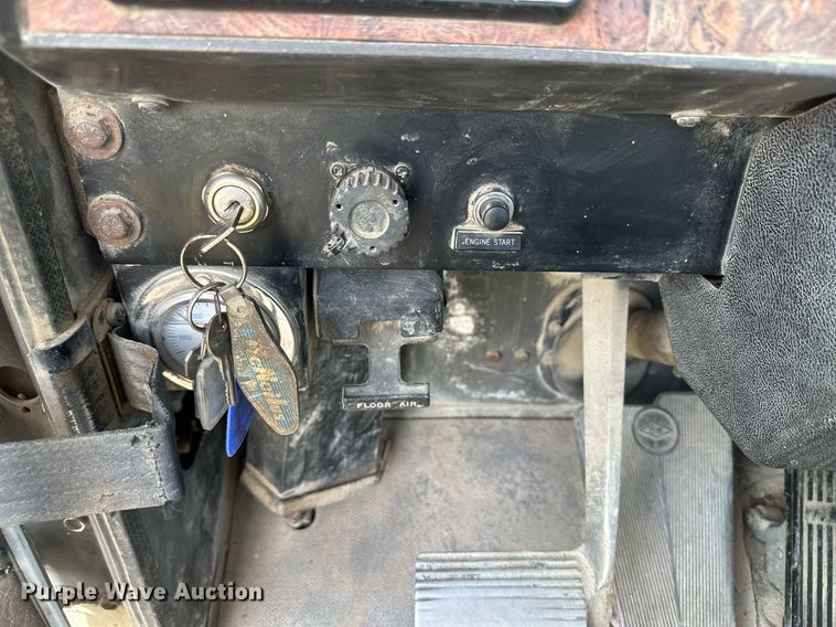 image for item JD9102 1999 International 5500  ready mix truck