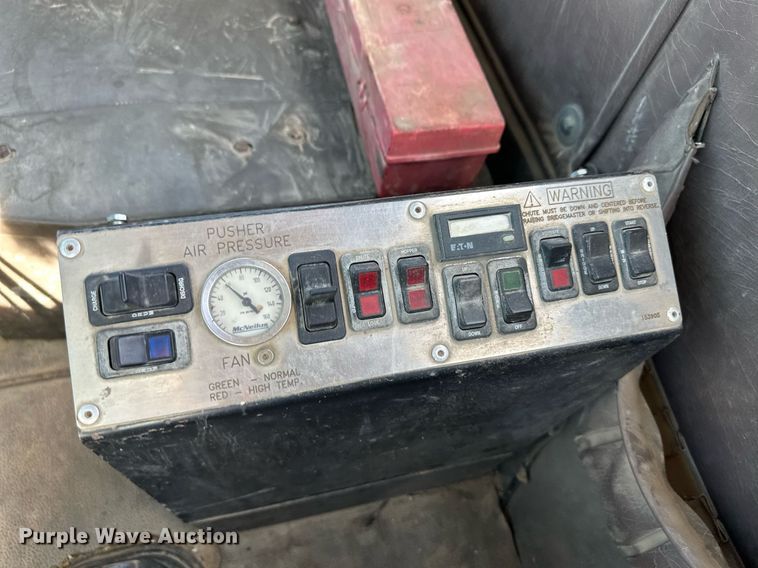 image for item JD9102 1999 International 5500  ready mix truck