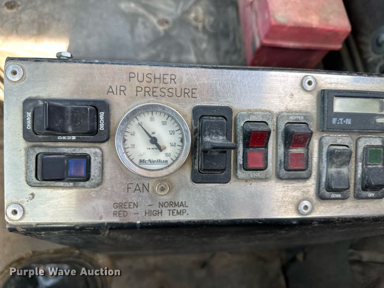 image for item JD9102 1999 International 5500  ready mix truck