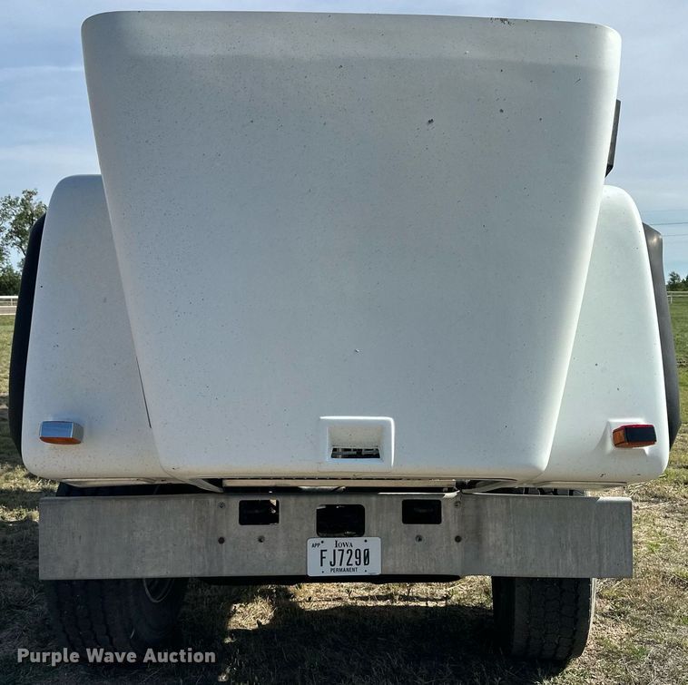 image for item JD9102 1999 International 5500  ready mix truck