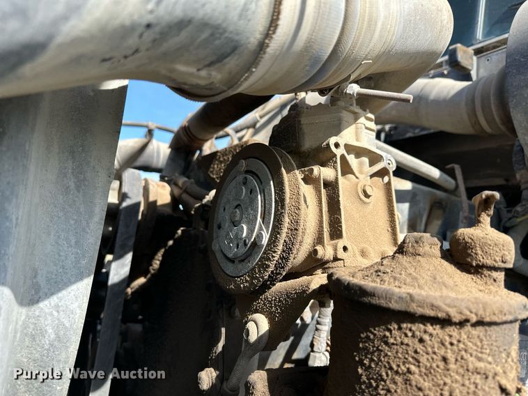 image for item JD9102 1999 International 5500  ready mix truck