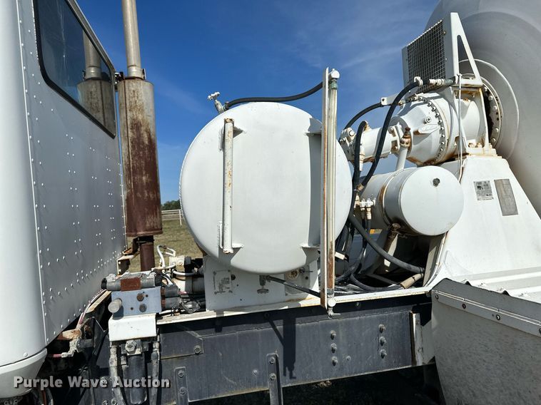 image for item JD9102 1999 International 5500  ready mix truck