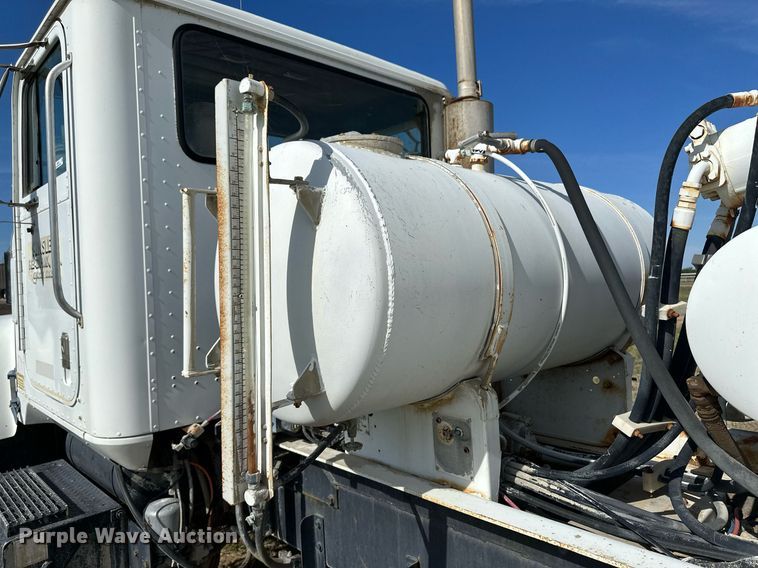 image for item JD9102 1999 International 5500  ready mix truck