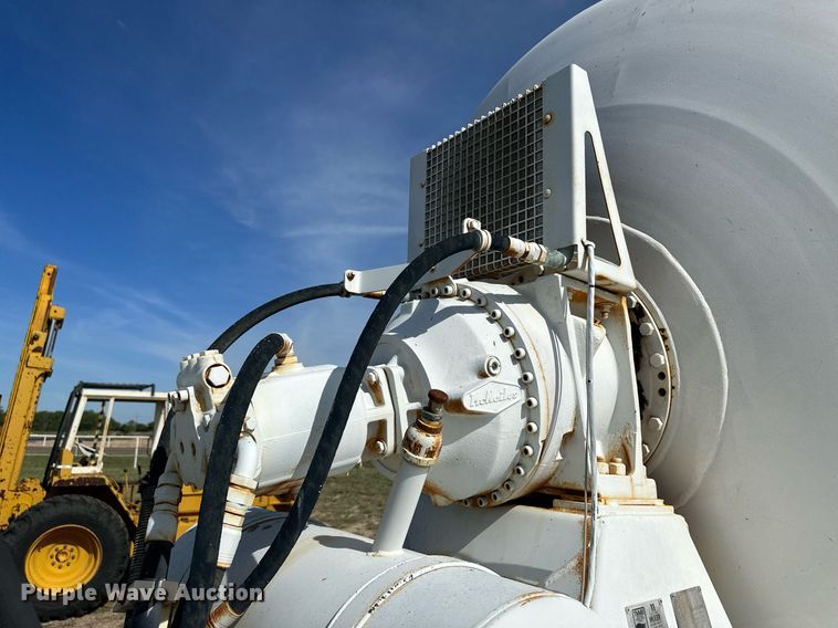 image for item JD9102 1999 International 5500  ready mix truck