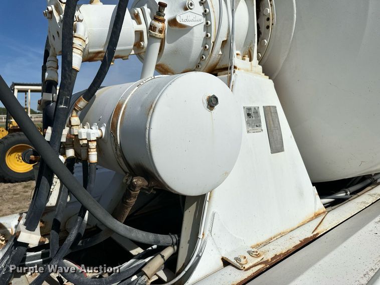 image for item JD9102 1999 International 5500  ready mix truck