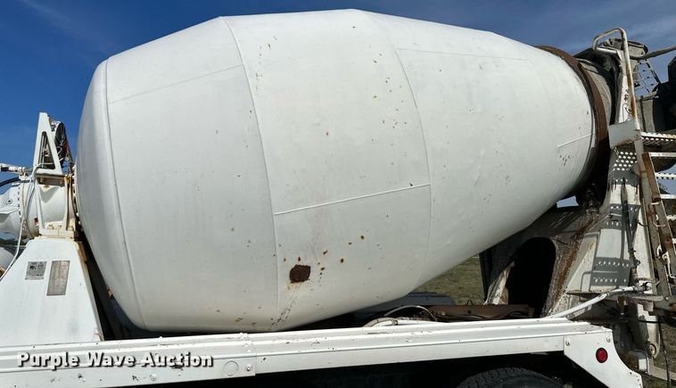 image for item JD9102 1999 International 5500  ready mix truck