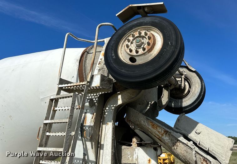 image for item JD9102 1999 International 5500  ready mix truck