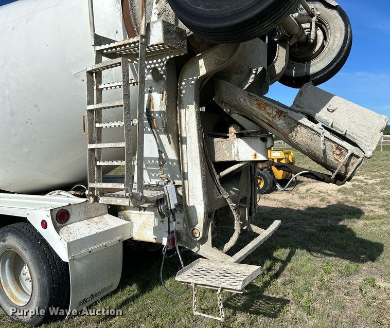 image for item JD9102 1999 International 5500  ready mix truck