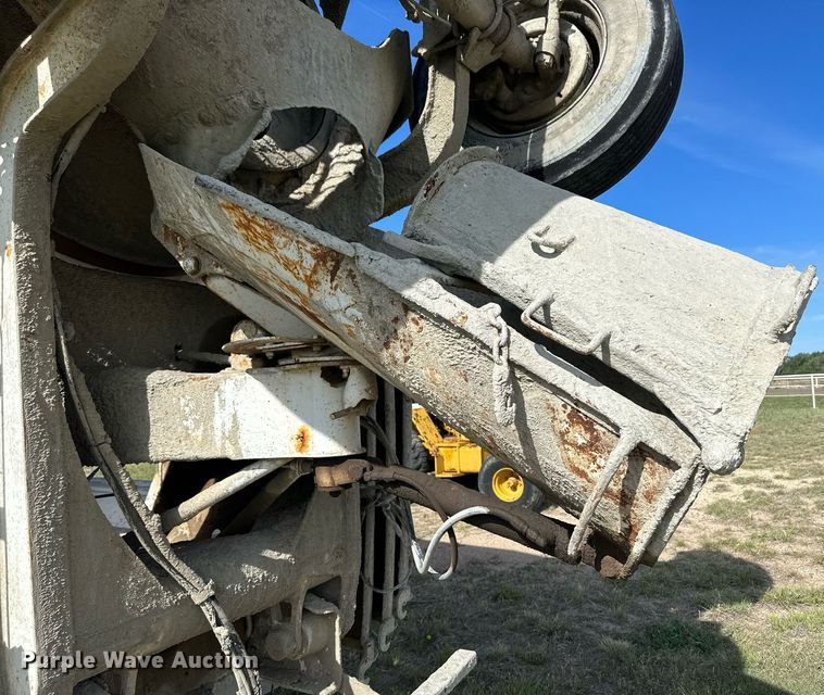 image for item JD9102 1999 International 5500  ready mix truck