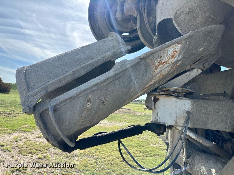 image for item JD9102 1999 International 5500  ready mix truck