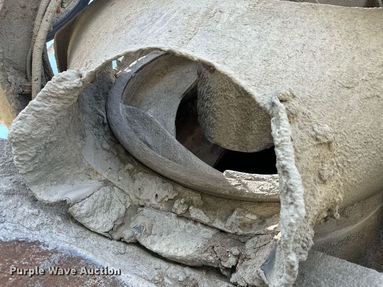 image for item JD9102 1999 International 5500  ready mix truck