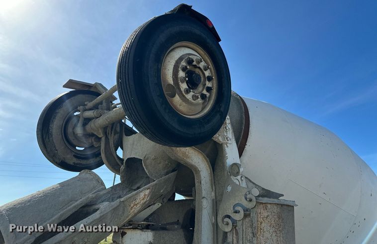 image for item JD9102 1999 International 5500  ready mix truck