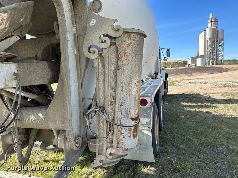 image for item JD9102 1999 International 5500  ready mix truck