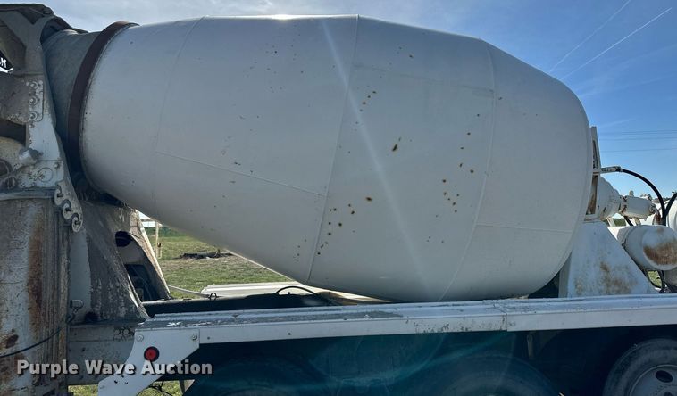 image for item JD9102 1999 International 5500  ready mix truck