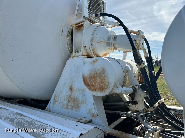 image for item JD9102 1999 International 5500  ready mix truck