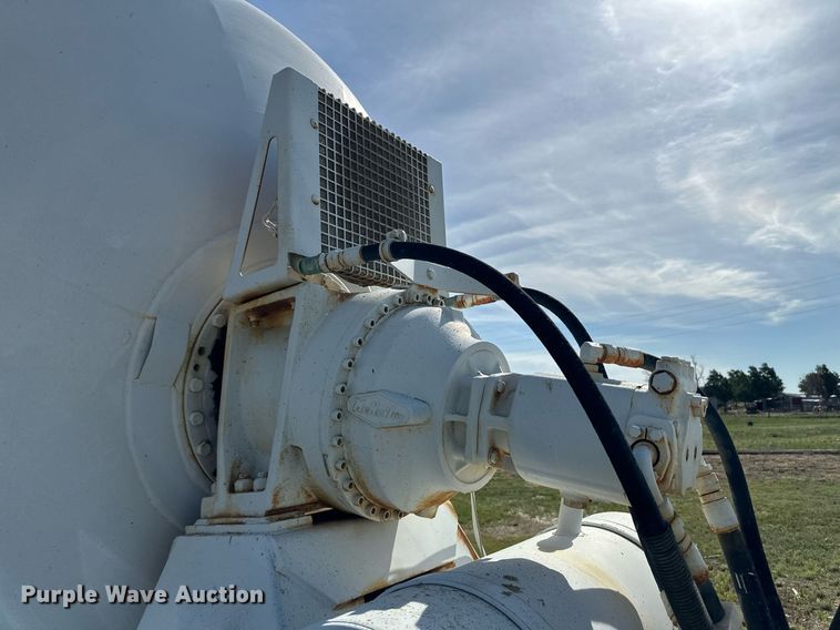 image for item JD9102 1999 International 5500  ready mix truck