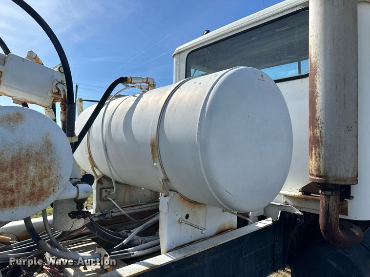 image for item JD9102 1999 International 5500  ready mix truck