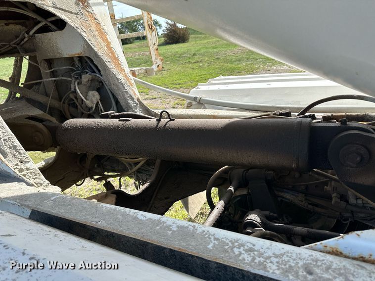 image for item JD9102 1999 International 5500  ready mix truck