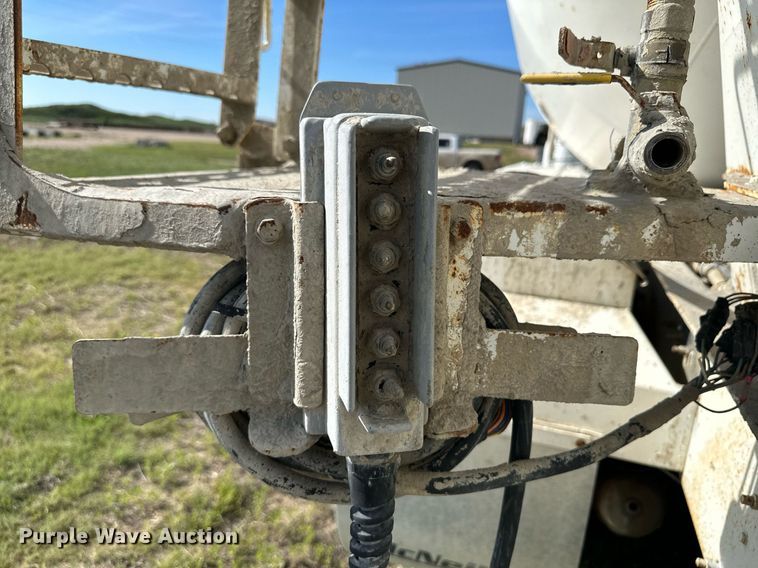 image for item JD9102 1999 International 5500  ready mix truck