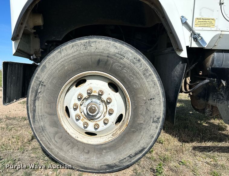 image for item JD9102 1999 International 5500  ready mix truck