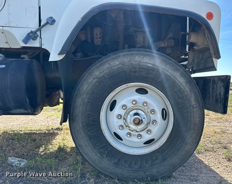 image for item JD9102 1999 International 5500  ready mix truck