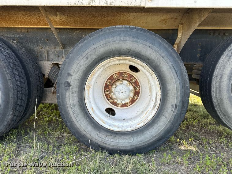 image for item JD9102 1999 International 5500  ready mix truck