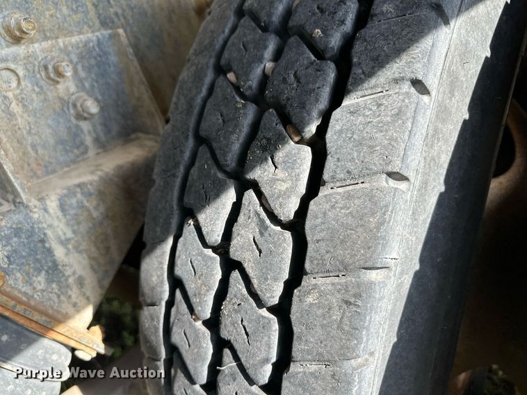 image for item JD9102 1999 International 5500  ready mix truck