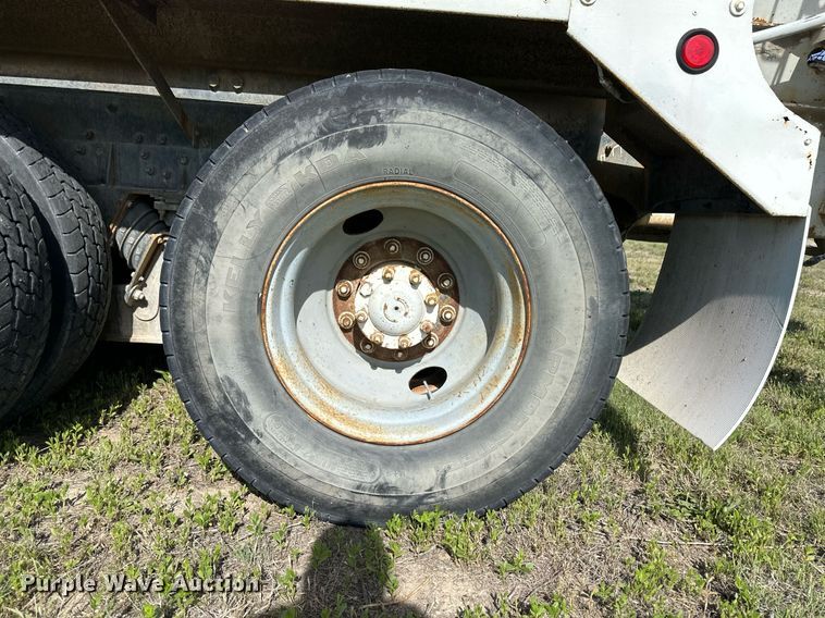 image for item JD9102 1999 International 5500  ready mix truck